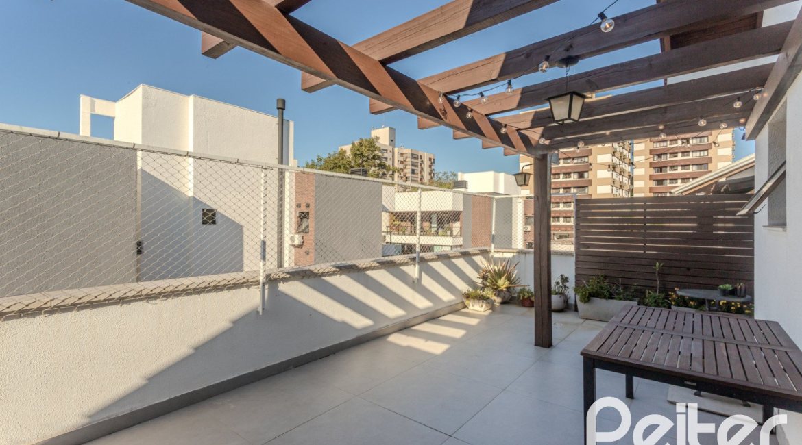 Cobertura à venda com 188m², 2 dormitórios, 2 suítes, 2 vagas, no bairro Tristeza em Porto Alegre