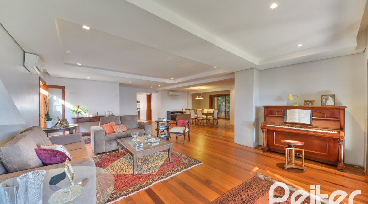 Casa à venda com 420m², 4 dormitórios, 3 suítes, 6 vagas, no bairro Vila Conceição em Porto Alegre
