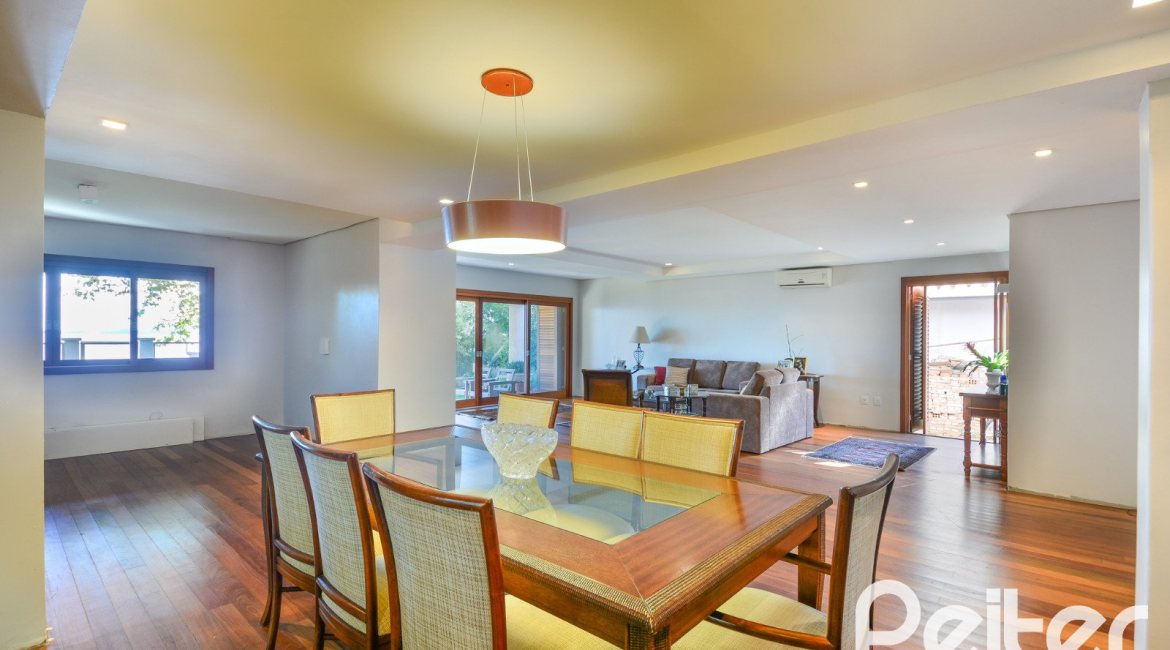 Casa à venda com 420m², 4 dormitórios, 3 suítes, 6 vagas, no bairro Vila Conceição em Porto Alegre