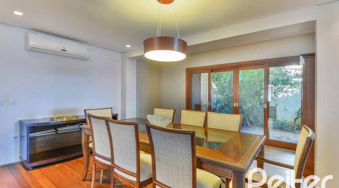 Casa à venda com 420m², 4 dormitórios, 3 suítes, 6 vagas, no bairro Vila Conceição em Porto Alegre