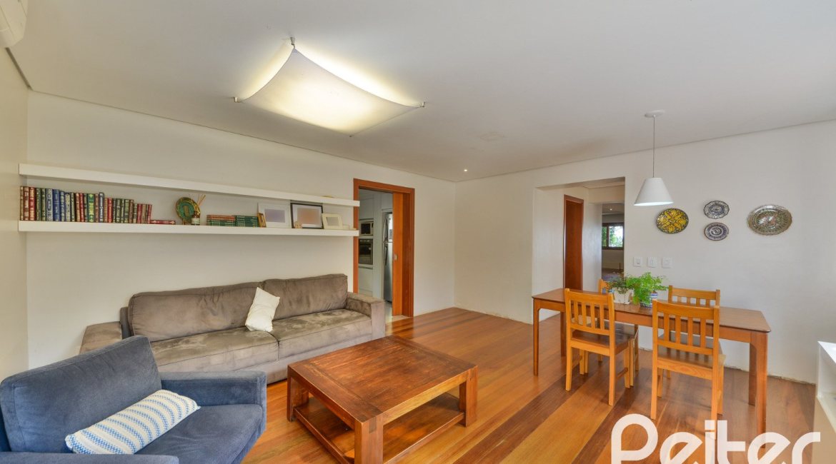 Casa à venda com 420m², 4 dormitórios, 3 suítes, 6 vagas, no bairro Vila Conceição em Porto Alegre