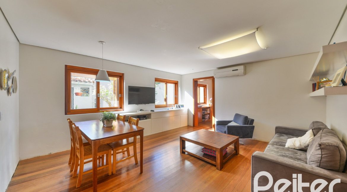 Casa à venda com 420m², 4 dormitórios, 3 suítes, 6 vagas, no bairro Vila Conceição em Porto Alegre