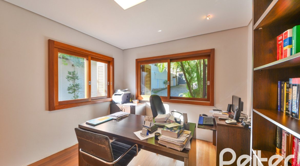 Casa à venda com 420m², 4 dormitórios, 3 suítes, 6 vagas, no bairro Vila Conceição em Porto Alegre