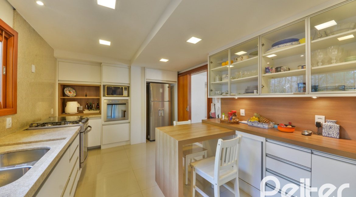 Casa à venda com 420m², 4 dormitórios, 3 suítes, 6 vagas, no bairro Vila Conceição em Porto Alegre