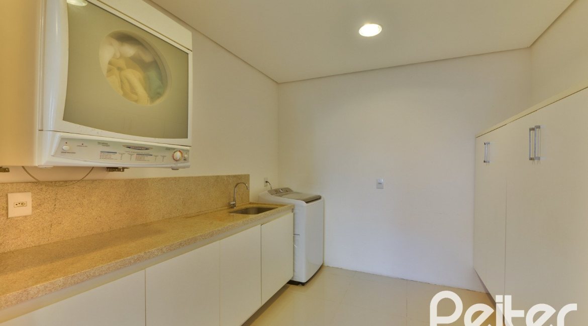 Casa à venda com 420m², 4 dormitórios, 3 suítes, 6 vagas, no bairro Vila Conceição em Porto Alegre