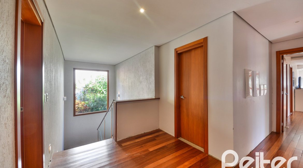 Casa à venda com 420m², 4 dormitórios, 3 suítes, 6 vagas, no bairro Vila Conceição em Porto Alegre