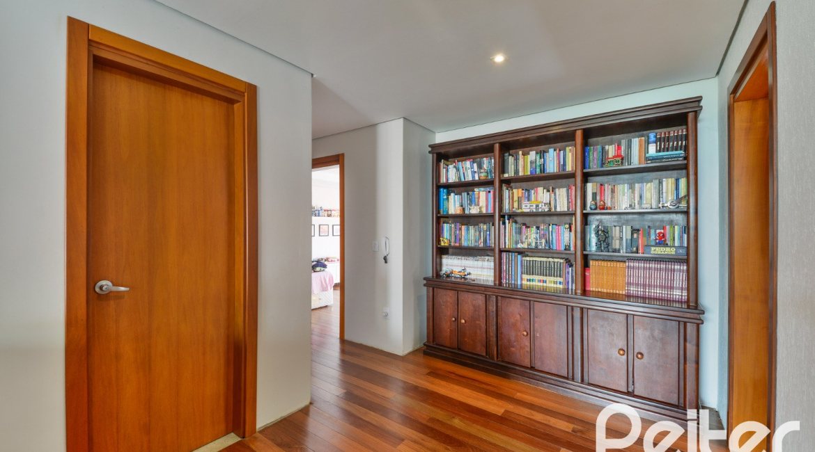 Casa à venda com 420m², 4 dormitórios, 3 suítes, 6 vagas, no bairro Vila Conceição em Porto Alegre