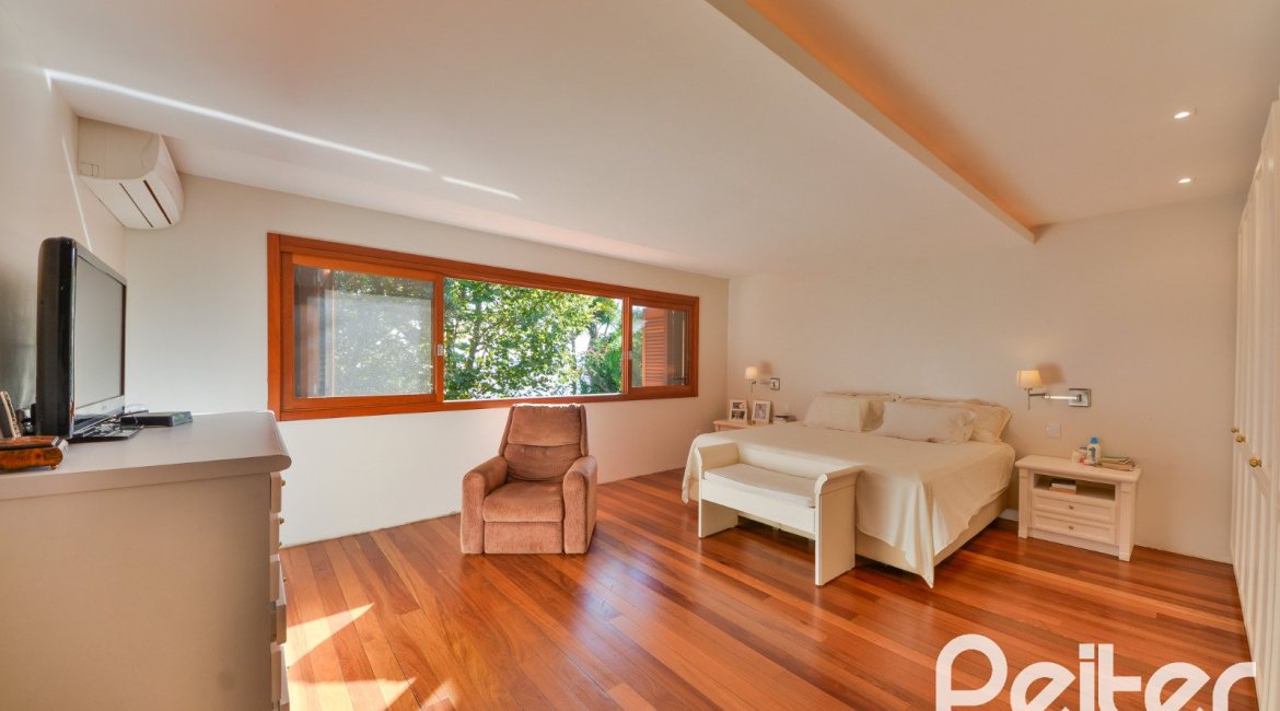 Casa à venda com 420m², 4 dormitórios, 3 suítes, 6 vagas, no bairro Vila Conceição em Porto Alegre