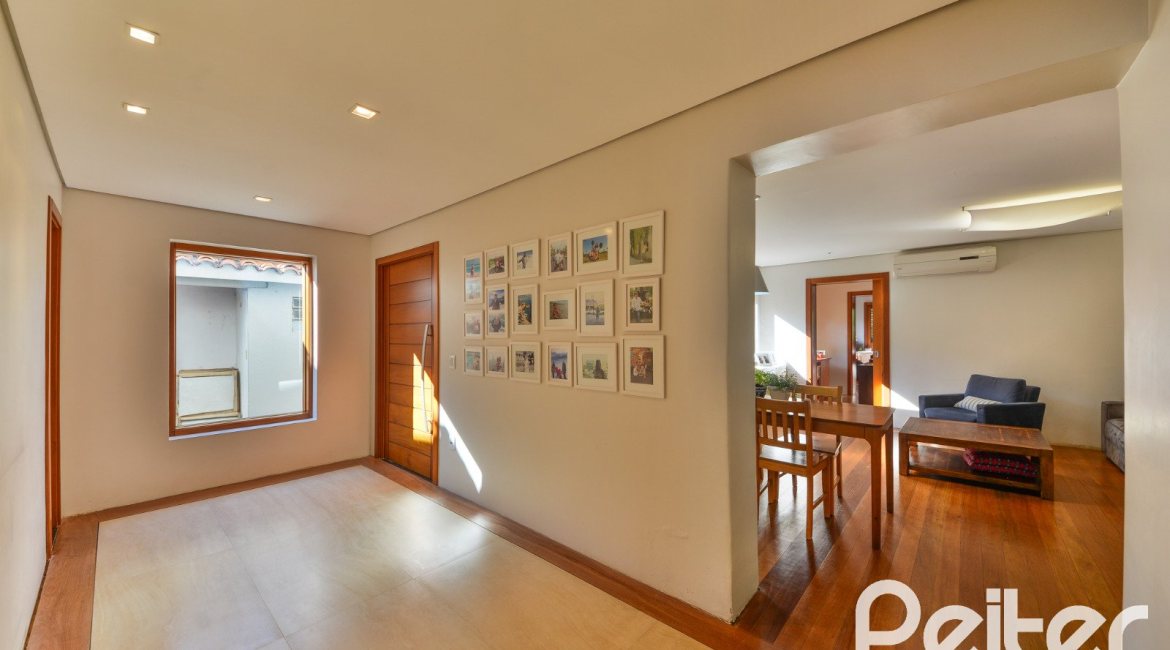 Casa à venda com 420m², 4 dormitórios, 3 suítes, 6 vagas, no bairro Vila Conceição em Porto Alegre