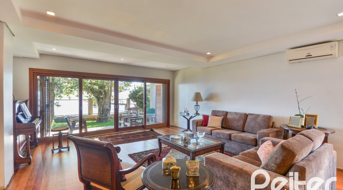 Casa à venda com 420m², 4 dormitórios, 3 suítes, 6 vagas, no bairro Vila Conceição em Porto Alegre