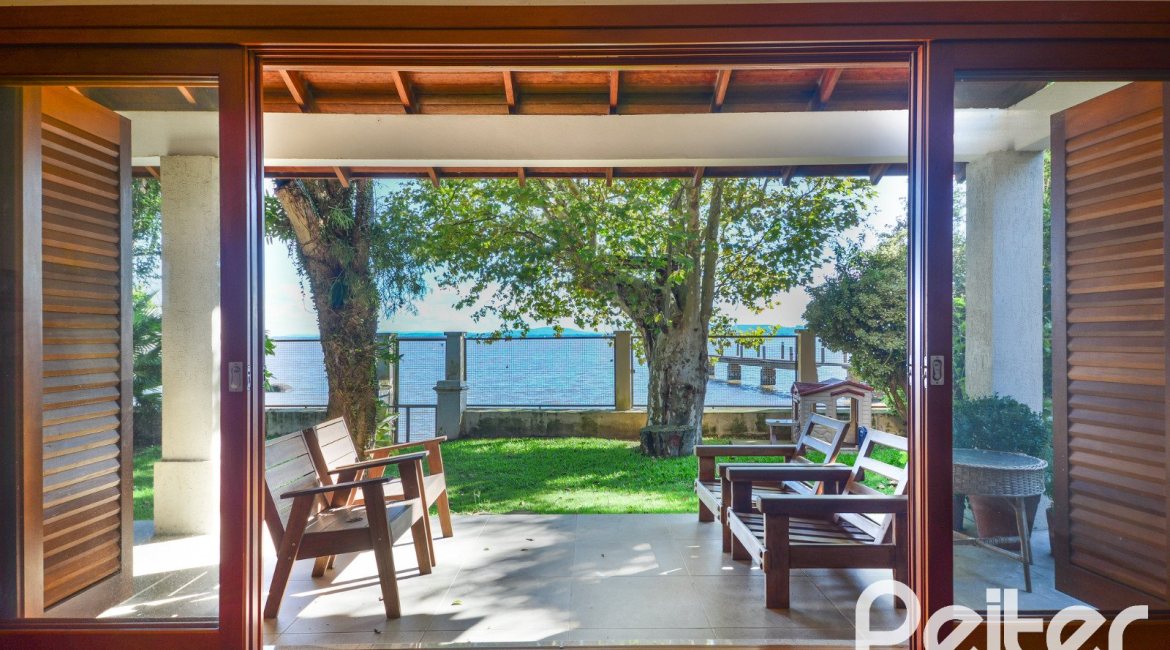 Casa à venda com 420m², 4 dormitórios, 3 suítes, 6 vagas, no bairro Vila Conceição em Porto Alegre