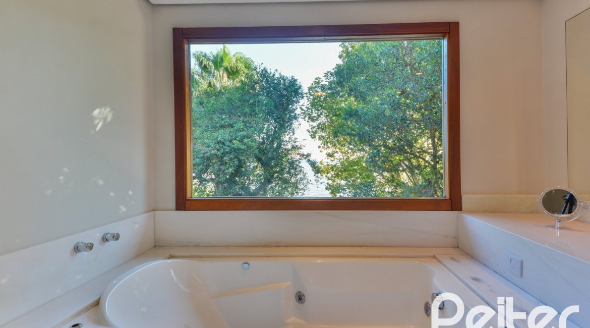 Casa à venda com 420m², 4 dormitórios, 3 suítes, 6 vagas, no bairro Vila Conceição em Porto Alegre