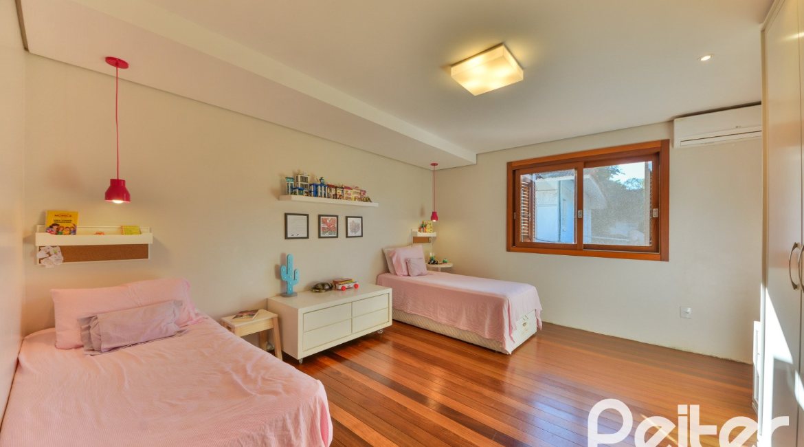 Casa à venda com 420m², 4 dormitórios, 3 suítes, 6 vagas, no bairro Vila Conceição em Porto Alegre