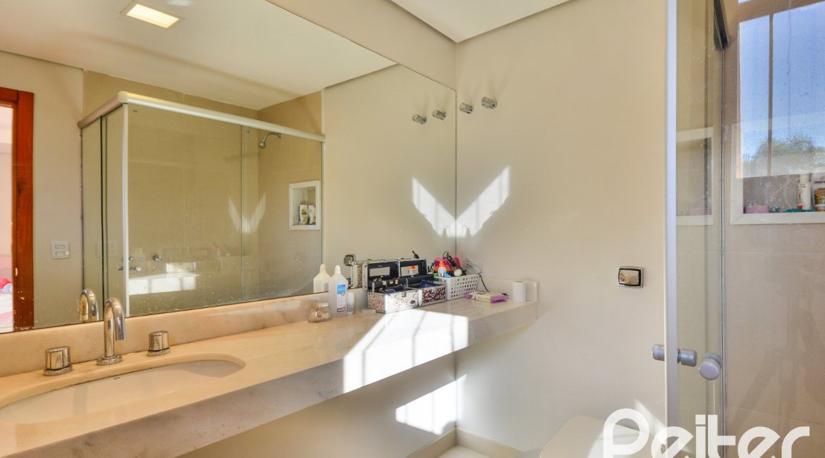 Casa à venda com 420m², 4 dormitórios, 3 suítes, 6 vagas, no bairro Vila Conceição em Porto Alegre