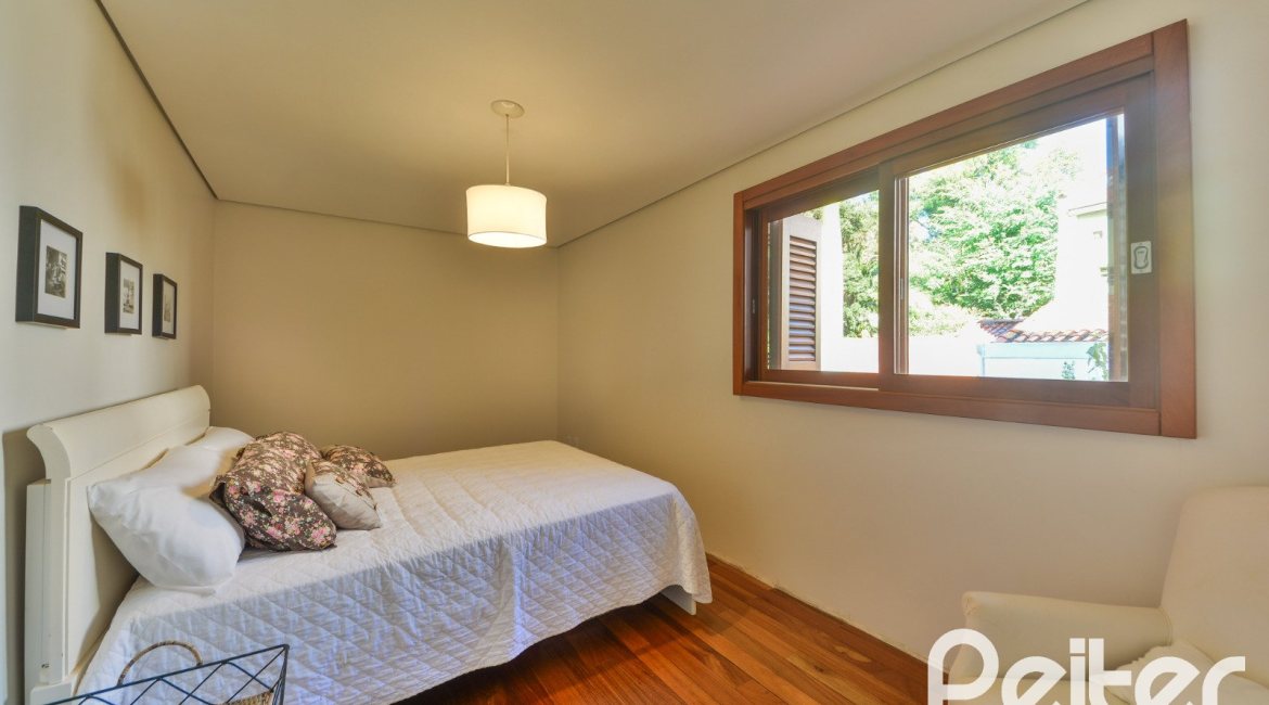 Casa à venda com 420m², 4 dormitórios, 3 suítes, 6 vagas, no bairro Vila Conceição em Porto Alegre