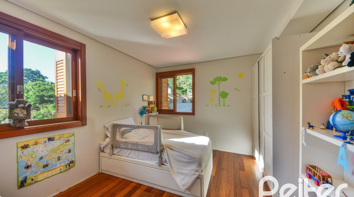 Casa à venda com 420m², 4 dormitórios, 3 suítes, 6 vagas, no bairro Vila Conceição em Porto Alegre