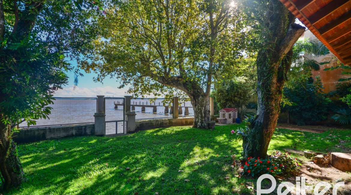 Casa à venda com 420m², 4 dormitórios, 3 suítes, 6 vagas, no bairro Vila Conceição em Porto Alegre