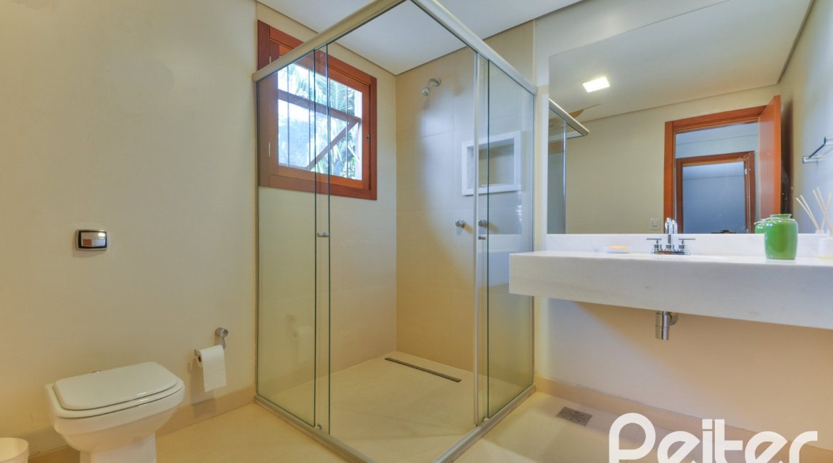 Casa à venda com 420m², 4 dormitórios, 3 suítes, 6 vagas, no bairro Vila Conceição em Porto Alegre