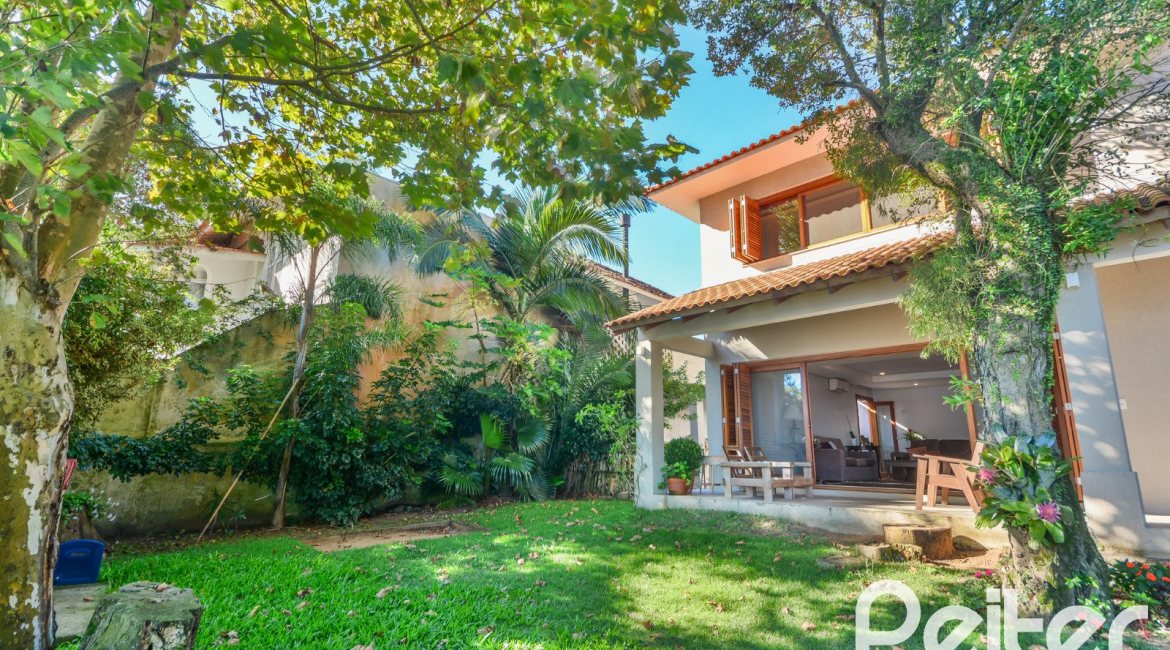 Casa à venda com 420m², 4 dormitórios, 3 suítes, 6 vagas, no bairro Vila Conceição em Porto Alegre