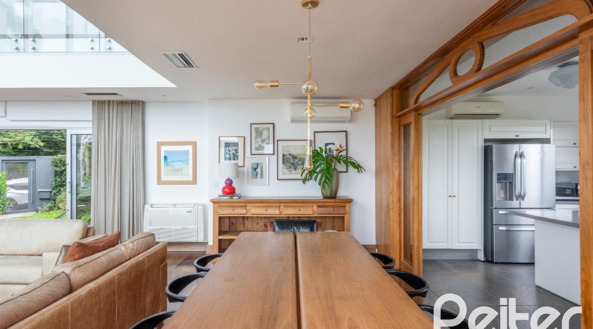 Casa à venda com 463m², 5 dormitórios, 1 suíte, 6 vagas, no bairro Vila Conceição em Porto Alegre