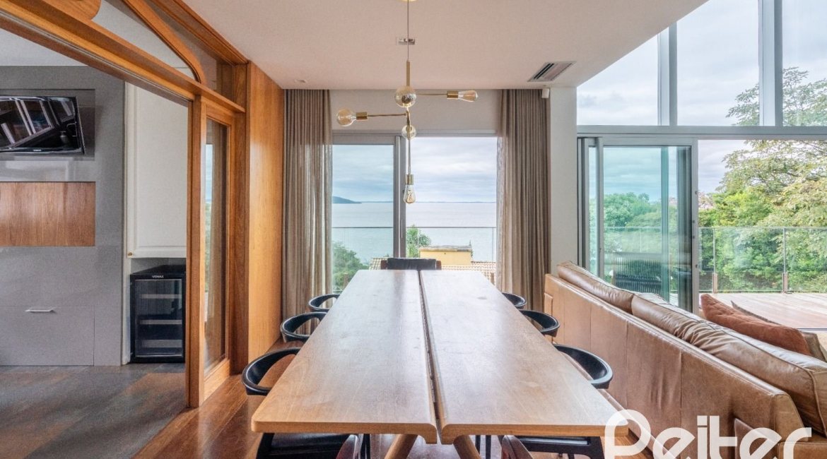 Casa à venda com 463m², 5 dormitórios, 1 suíte, 6 vagas, no bairro Vila Conceição em Porto Alegre