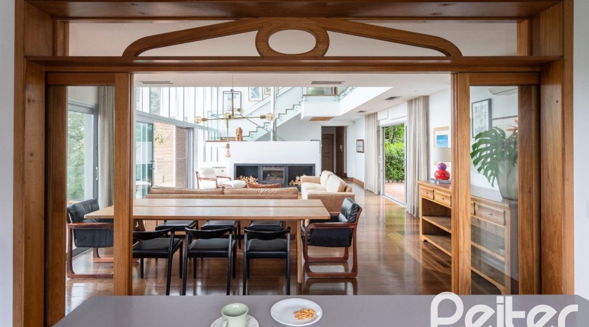 Casa à venda com 463m², 5 dormitórios, 1 suíte, 6 vagas, no bairro Vila Conceição em Porto Alegre