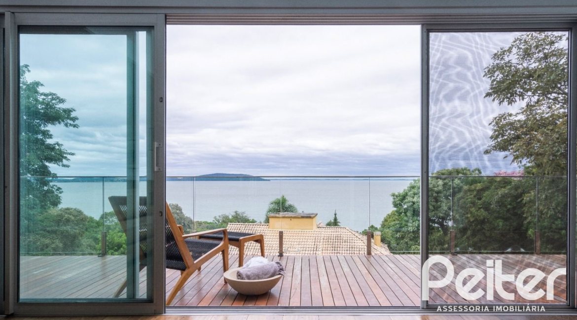 Casa à venda com 463m², 5 dormitórios, 1 suíte, 6 vagas, no bairro Vila Conceição em Porto Alegre