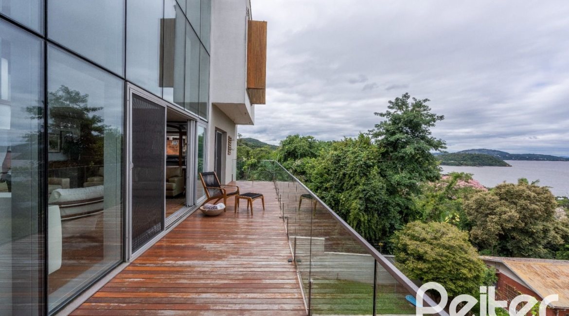 Casa à venda com 463m², 5 dormitórios, 1 suíte, 6 vagas, no bairro Vila Conceição em Porto Alegre