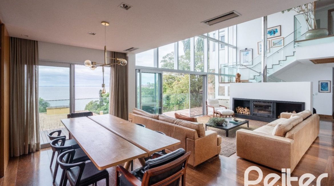 Casa à venda com 463m², 5 dormitórios, 1 suíte, 6 vagas, no bairro Vila Conceição em Porto Alegre