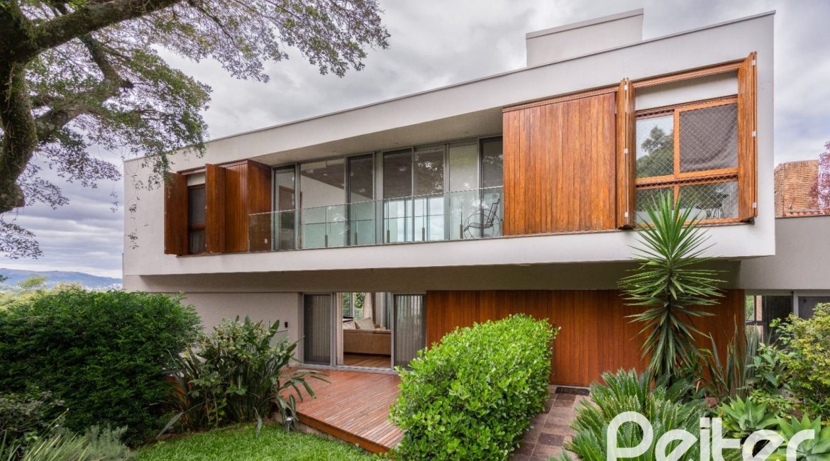 Casa à venda com 463m², 5 dormitórios, 1 suíte, 6 vagas, no bairro Vila Conceição em Porto Alegre