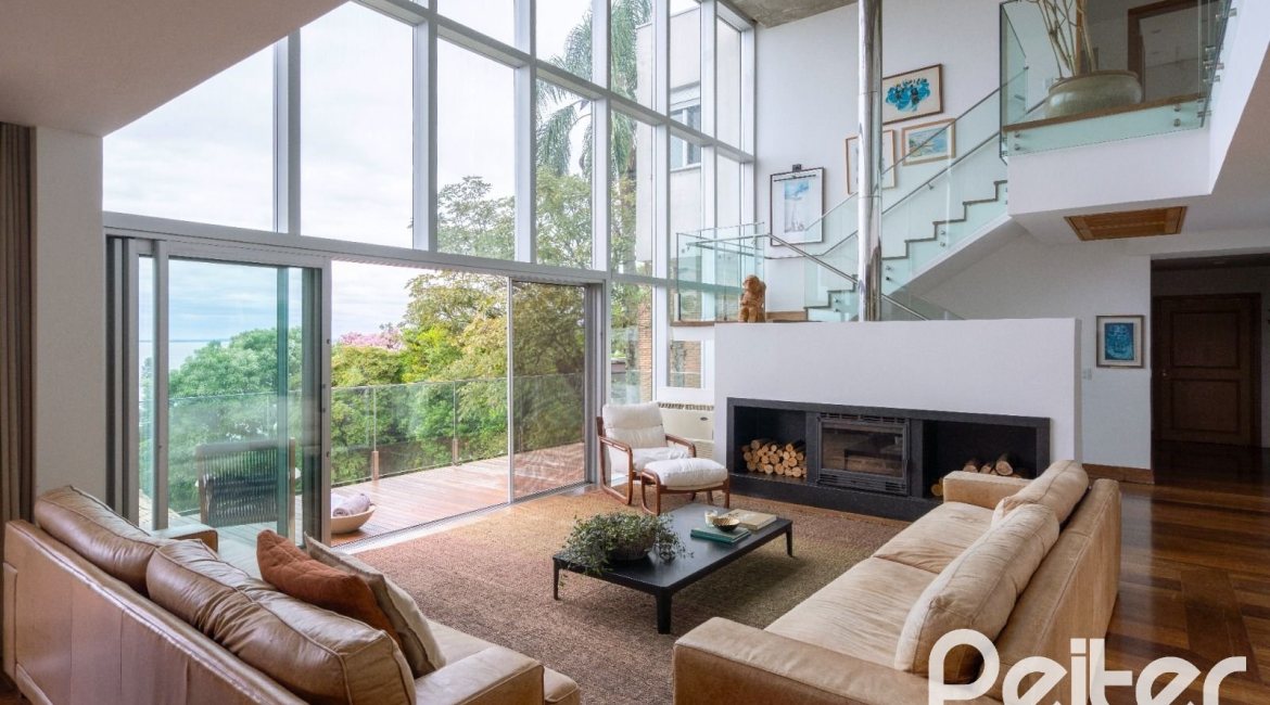 Casa à venda com 463m², 5 dormitórios, 1 suíte, 6 vagas, no bairro Vila Conceição em Porto Alegre