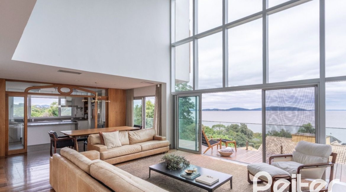 Casa à venda com 463m², 5 dormitórios, 1 suíte, 6 vagas, no bairro Vila Conceição em Porto Alegre