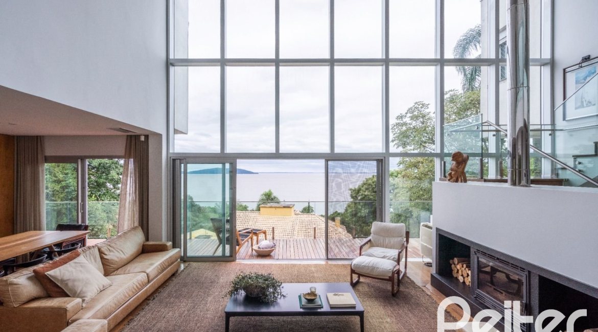 Casa à venda com 463m², 5 dormitórios, 1 suíte, 6 vagas, no bairro Vila Conceição em Porto Alegre