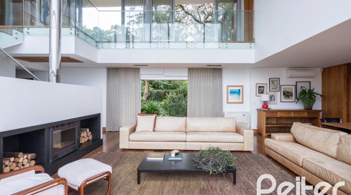 Casa à venda com 463m², 5 dormitórios, 1 suíte, 6 vagas, no bairro Vila Conceição em Porto Alegre