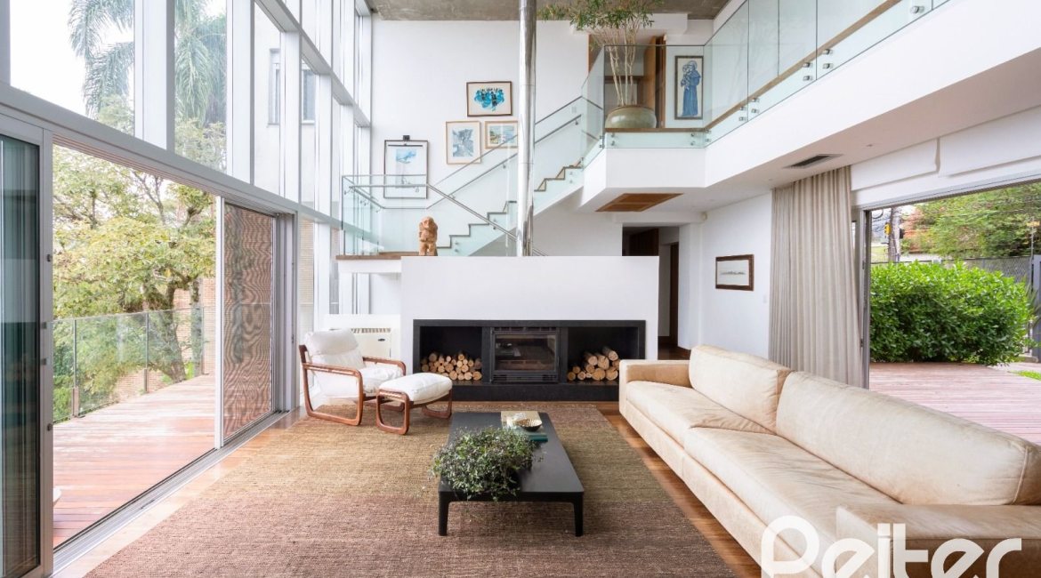 Casa à venda com 463m², 5 dormitórios, 1 suíte, 6 vagas, no bairro Vila Conceição em Porto Alegre