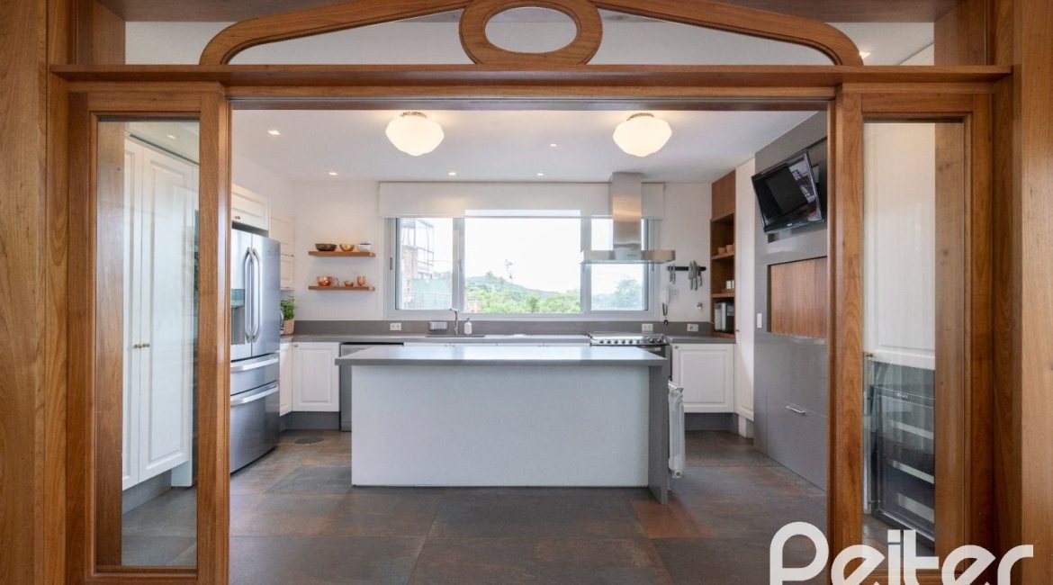 Casa à venda com 463m², 5 dormitórios, 1 suíte, 6 vagas, no bairro Vila Conceição em Porto Alegre