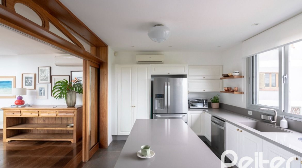 Casa à venda com 463m², 5 dormitórios, 1 suíte, 6 vagas, no bairro Vila Conceição em Porto Alegre