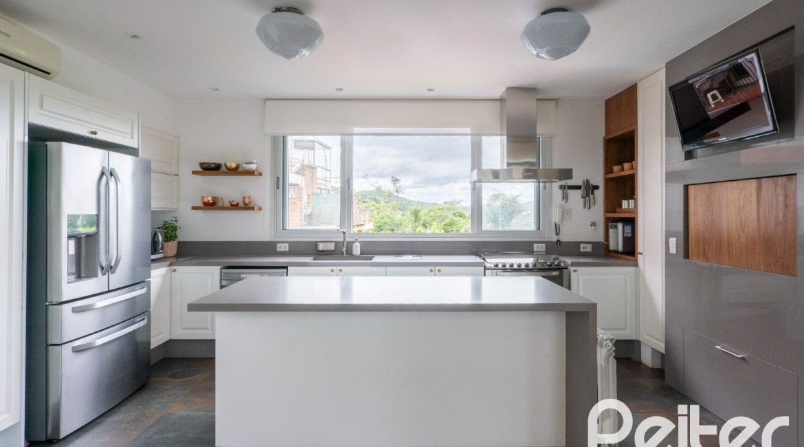 Casa à venda com 463m², 5 dormitórios, 1 suíte, 6 vagas, no bairro Vila Conceição em Porto Alegre