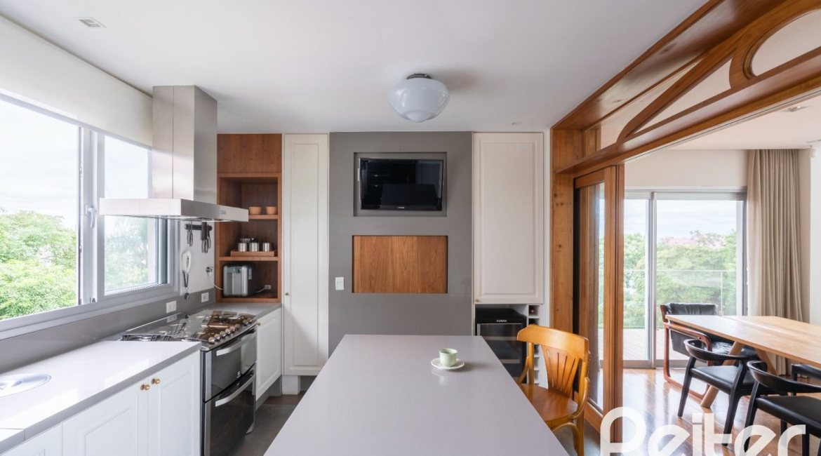 Casa à venda com 463m², 5 dormitórios, 1 suíte, 6 vagas, no bairro Vila Conceição em Porto Alegre