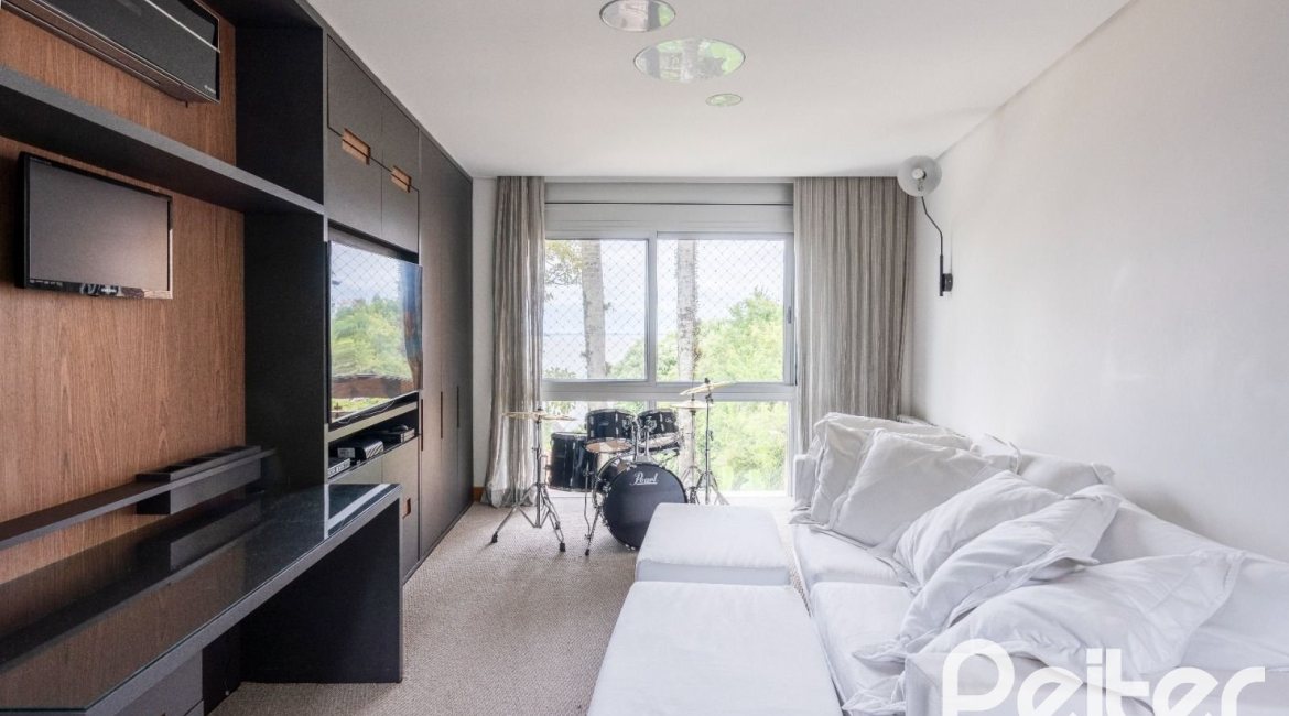 Casa à venda com 463m², 5 dormitórios, 1 suíte, 6 vagas, no bairro Vila Conceição em Porto Alegre