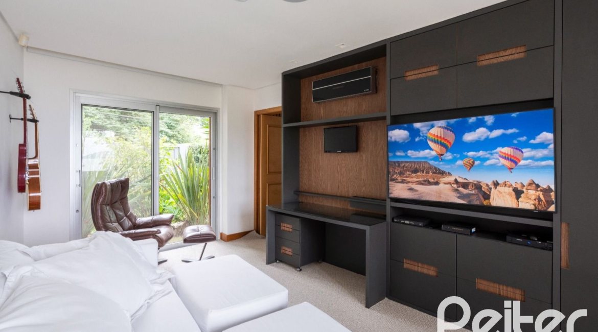 Casa à venda com 463m², 5 dormitórios, 1 suíte, 6 vagas, no bairro Vila Conceição em Porto Alegre