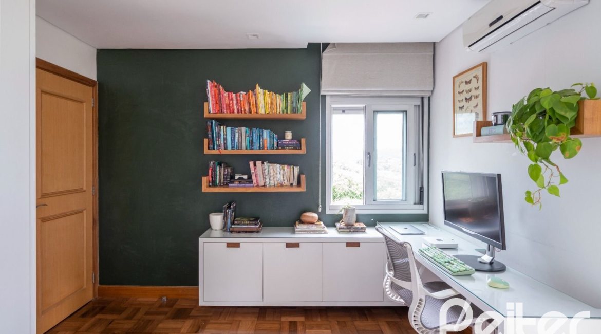 Casa à venda com 463m², 5 dormitórios, 1 suíte, 6 vagas, no bairro Vila Conceição em Porto Alegre