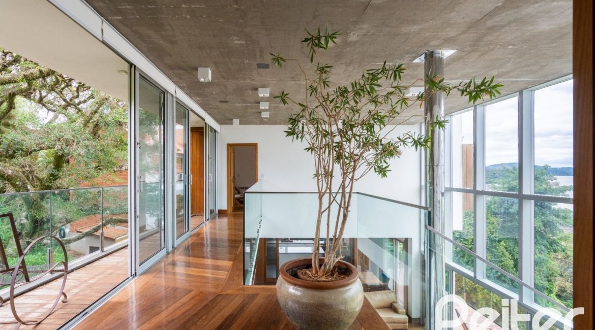 Casa à venda com 463m², 5 dormitórios, 1 suíte, 6 vagas, no bairro Vila Conceição em Porto Alegre