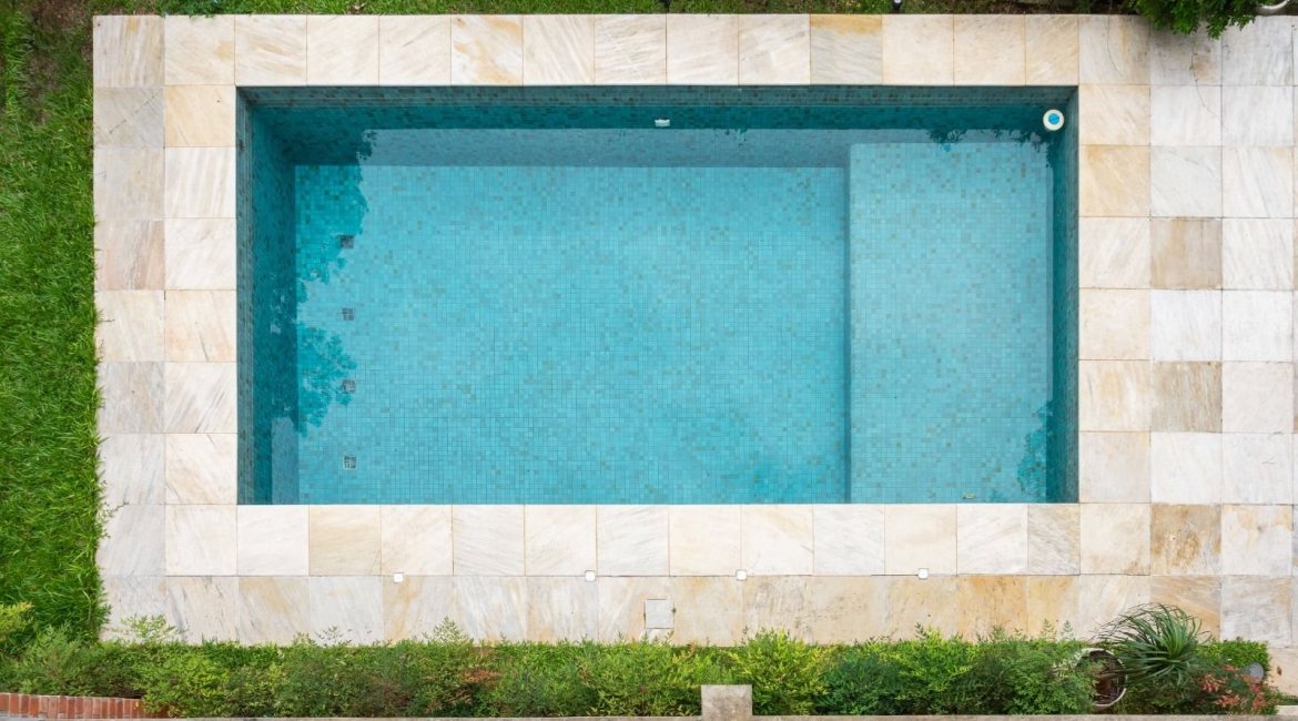 Casa à venda com 463m², 5 dormitórios, 1 suíte, 6 vagas, no bairro Vila Conceição em Porto Alegre