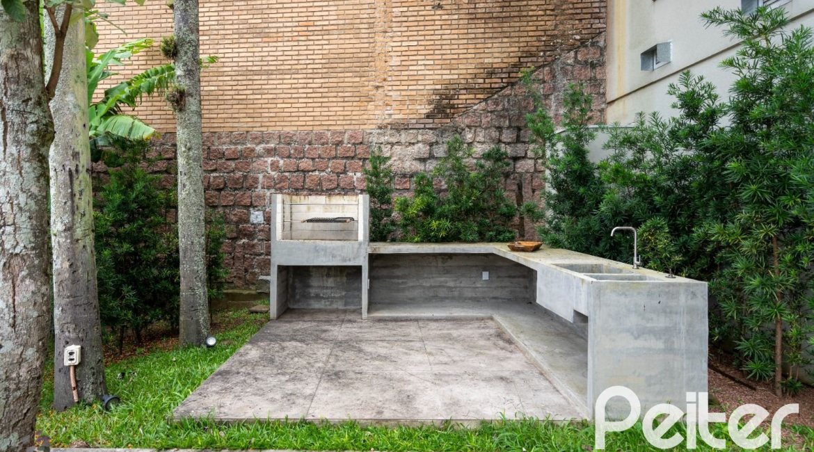 Casa à venda com 463m², 5 dormitórios, 1 suíte, 6 vagas, no bairro Vila Conceição em Porto Alegre