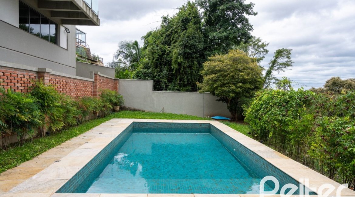 Casa à venda com 463m², 5 dormitórios, 1 suíte, 6 vagas, no bairro Vila Conceição em Porto Alegre