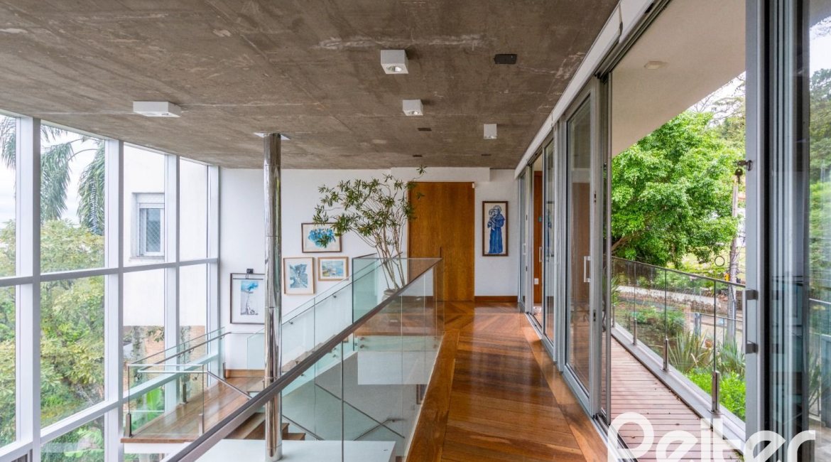 Casa à venda com 463m², 5 dormitórios, 1 suíte, 6 vagas, no bairro Vila Conceição em Porto Alegre