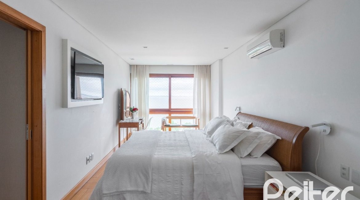 Casa à venda com 463m², 5 dormitórios, 1 suíte, 6 vagas, no bairro Vila Conceição em Porto Alegre