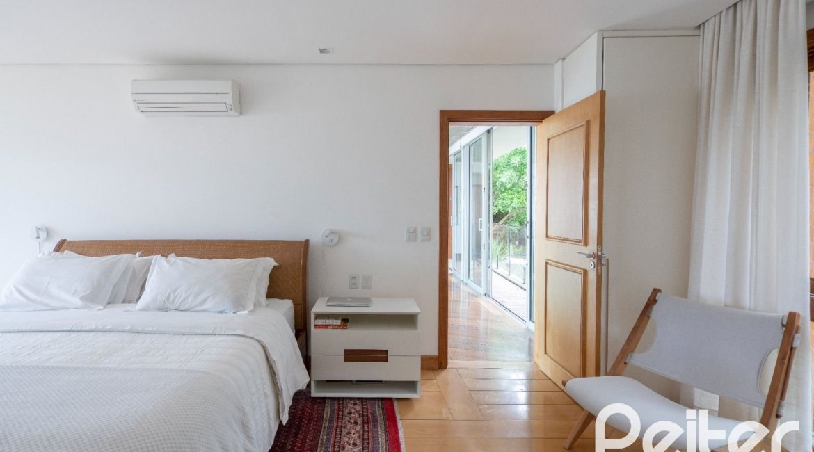 Casa à venda com 463m², 5 dormitórios, 1 suíte, 6 vagas, no bairro Vila Conceição em Porto Alegre