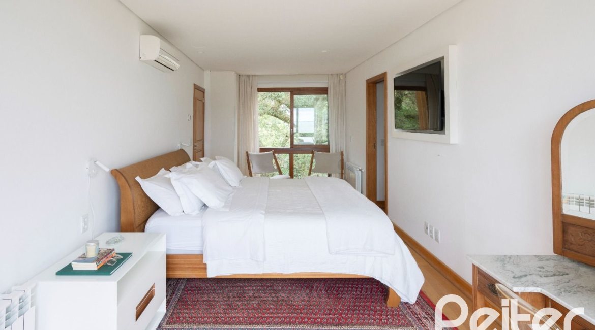 Casa à venda com 463m², 5 dormitórios, 1 suíte, 6 vagas, no bairro Vila Conceição em Porto Alegre